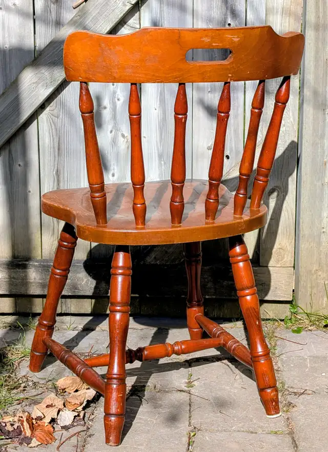 vintage wood Windsor chair w- spindle back & saddle-shaped seat in Chairs & Recliners in Stratford - Image 5