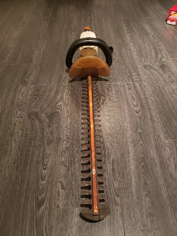 Taille-haie Stihl HSE 70 (24") in Outdoor Tools & Storage in Lévis - Image 3