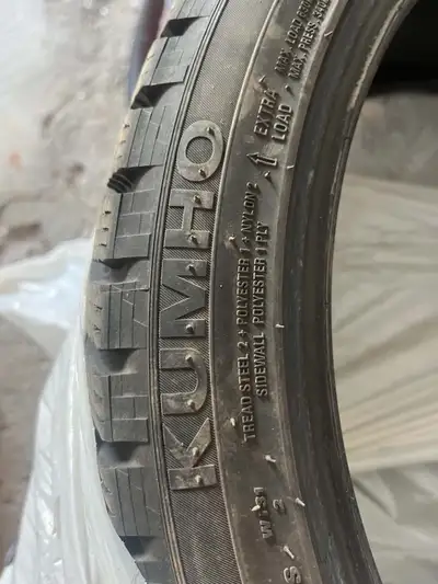Pneus kumho wintercraft ice wi31+ 225 40 r-18. 2 hivers avec peu de km (environ 20 km par jour). Je...