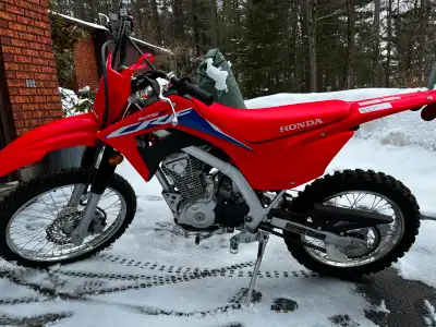 125cc four stroke engine, electronic fuel injection, electric start, 4 speed manual clutch. Big whee...