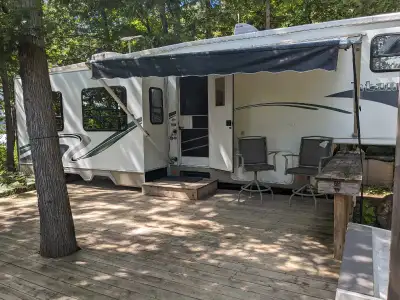 2004 Glendale Titan, 37 foot fifth wheel. One queen bed and one pull out couch. 3 pop outs. One on e...