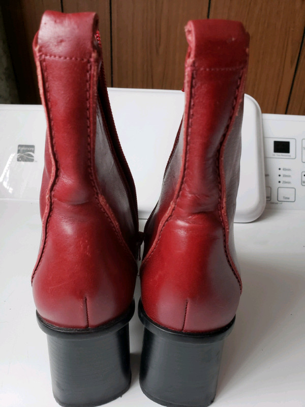 Bottes en cuir véritable pointure 8 dans Femmes - Chaussures  à Saint-Hyacinthe - Image 4