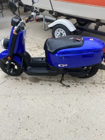 6200 klm 07 49 cc scooter lots of room under the seat