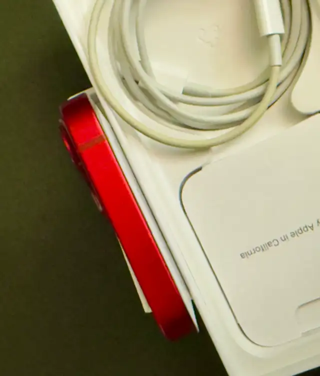 Apple IPhone 13 mini Red in Cell Phones in Richmond - Image 3