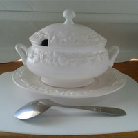 Ceramic tureen with lid/plate and spoon