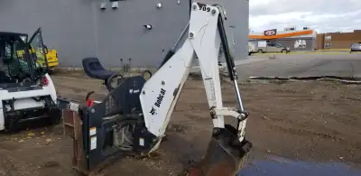 2003 Bobcat 709FDS Skid Steer Backhoe Attachment 20" Bucket with Teeth Vertical Staballizers - Hydra...