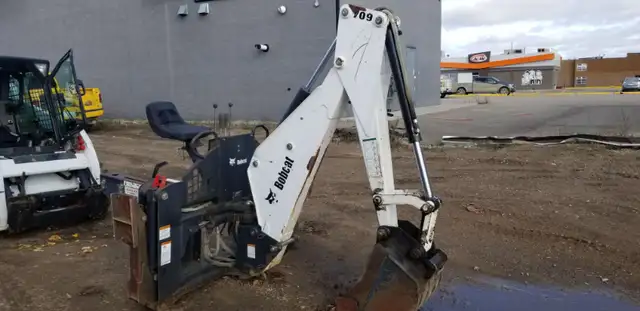 2003 Bobcat 709FDS Skid Steer Backhoe Attachment in Heavy Equipment in Regina - Image 2