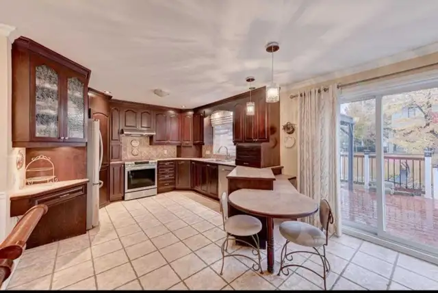 Cuisine en bois massif à vendre à Brossard, in Cabinets & Countertops in Longueuil / South Shore - Image 3