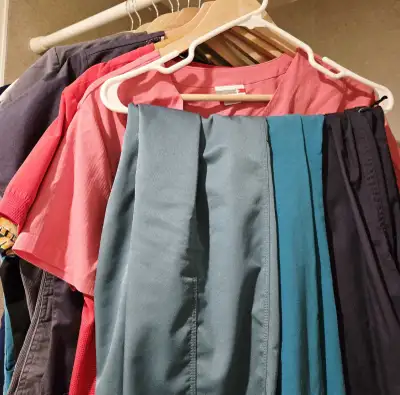 12 chemises d'infirmière et 3 pantalons, View more