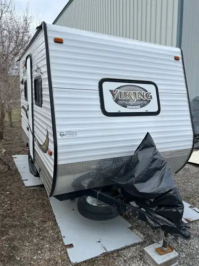 Roulotte ultra légère avec douche et toilette. Plaque de cuisson au propane avec hotte de cuisine, f...