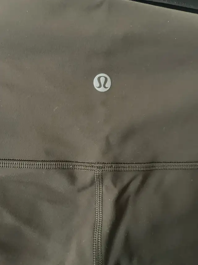 lululemon leggings like new size 6 in Women's - Bottoms in City of Toronto - Image 3