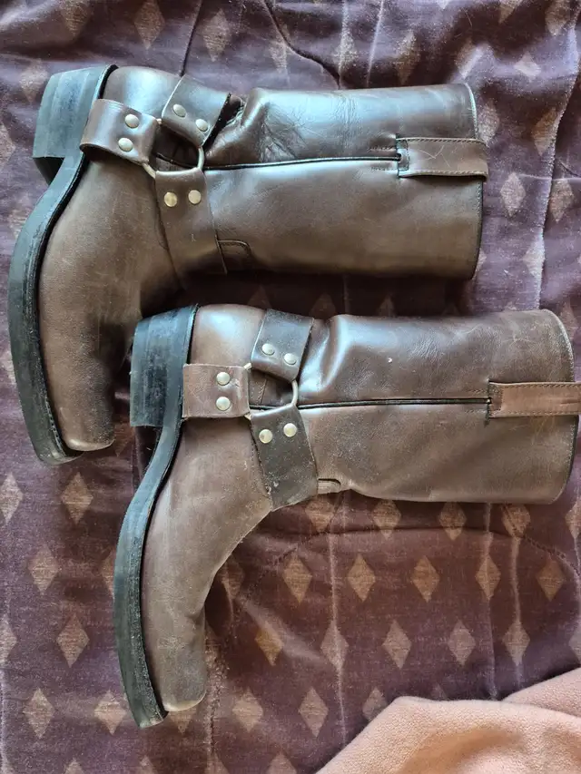 Bottes a vendre 100$ in Men's Shoes in Laval / North Shore - Image 2