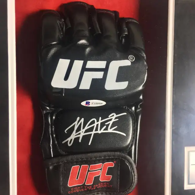Khabib Nurmagomedov Signed Glove Framed Beckett in Arts & Collectibles in City of Toronto - Image 4