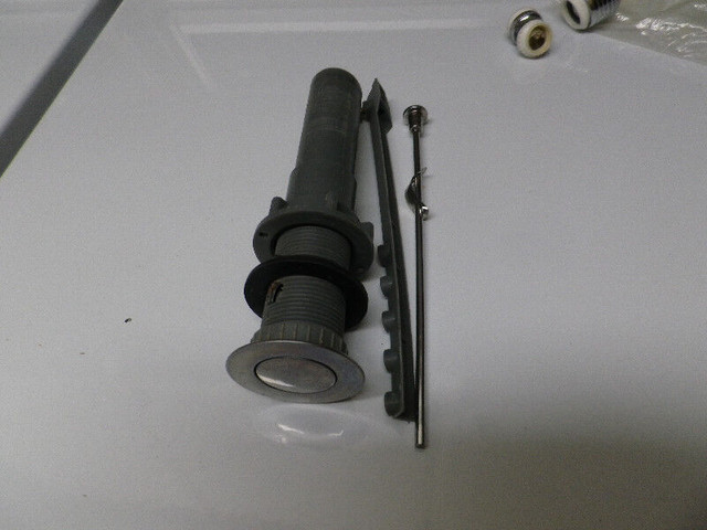 acc plomberie pomme douche bouchon lavabo etc prix pour le lot dans Articles pour la salle de bains  à Victoriaville - Image 2