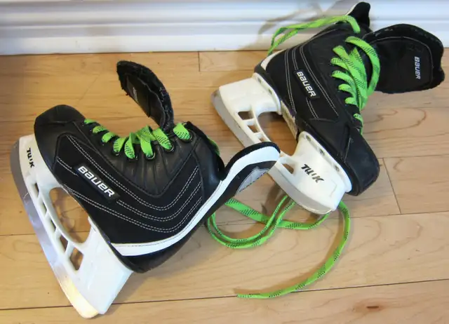 BAUER SKATES FOR KIDS BOY 5 TO 8 YRS OLD SIZE 2 in Hockey in Ottawa - Image 3