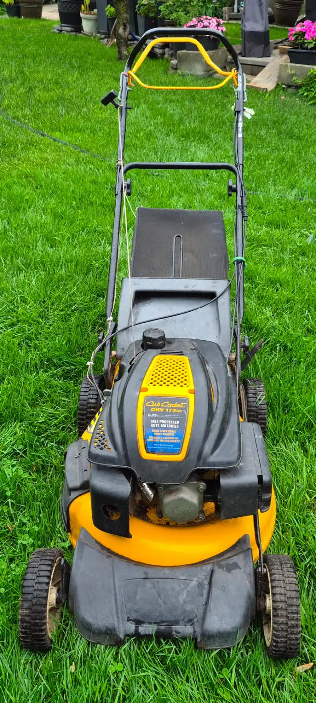 Cub Cadet Lawnmower in Lawnmowers & Leaf Blowers in City of Montréal - Image 3