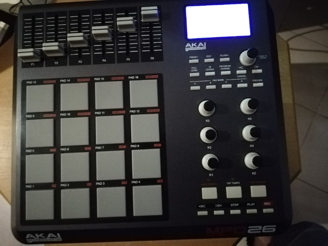 Akai Professional MPD26 USB/Midi Pad Controller dans Équipement pour DJ et sonorisation  à Laval/Rive Nord - Image 4