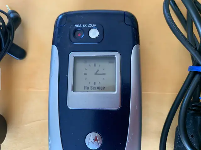 Motorola V360 Original GSM Flip Mobile Phone-Bluetooth-Unlocked in Cell Phones in City of Toronto - Image 5