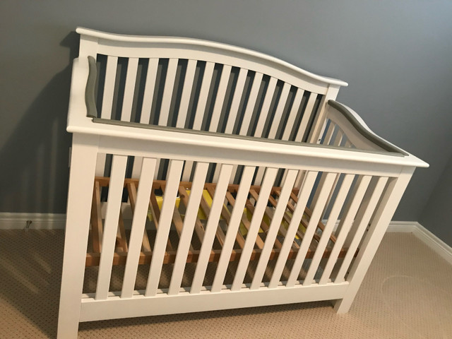 Convertible Crib (crib to full size bed) in Cribs in Markham / York Region - Image 2