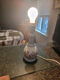 Lovely Aynsley vintage cottage garden lamp
