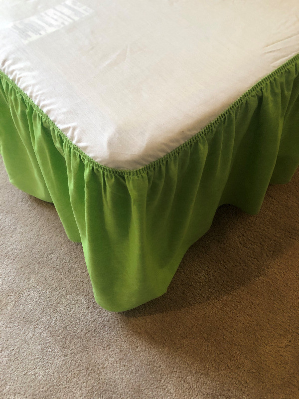 Bedskirt Double/Full Size with two pillow shams. Green. in Bedding in Kitchener / Waterloo - Image 4