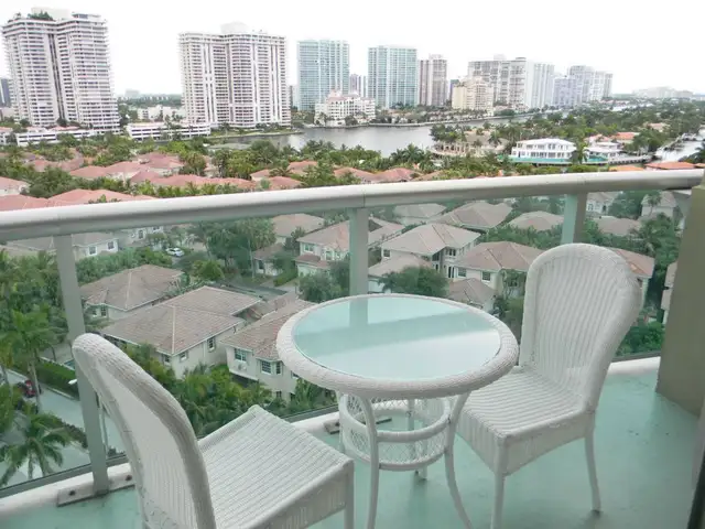 HOLLYWOOD SUNNY ISLES FLORIDA CONDO in Florida in Canada - Image 2
