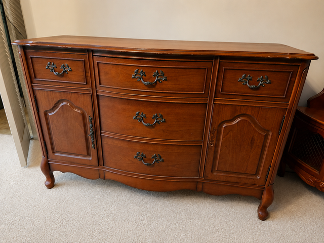 (Reduced price)  Antique dining set; hutch, buffet, display cab in Dining Tables & Sets in City of Toronto - Image 5