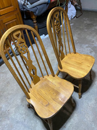 4 - solid oak chairs made in Canada - Excellent condition 
