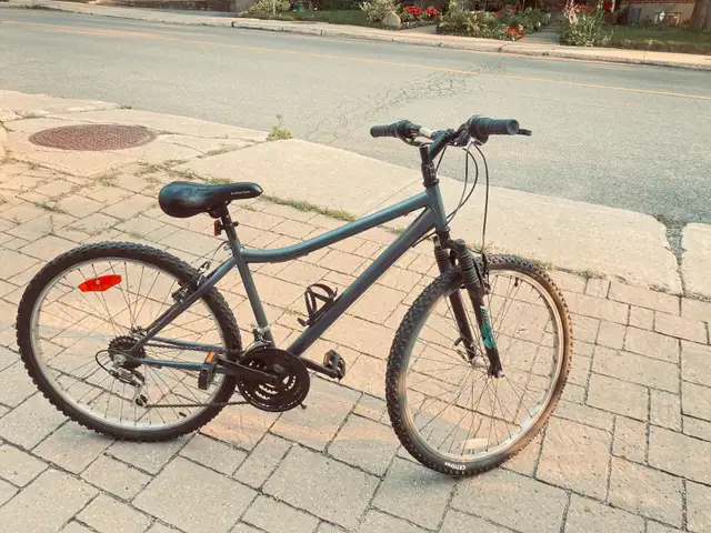 Velo femme 26 pouces in Cruiser, Commuter & Hybrid in City of Montréal - Image 6