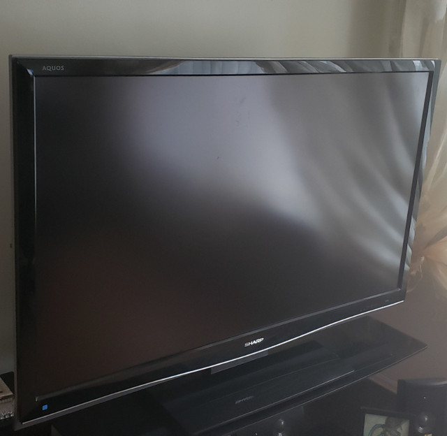 TV SHARP 45 POUCES + meuble TV en verre | Téléviseurs | Ville de Montréal |  Kijiji