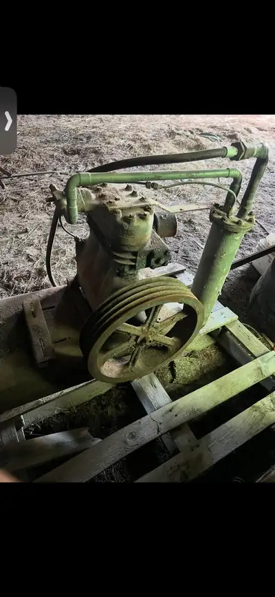 Old air compressor ,,, haven’t worked for 40 years,,, very heavy,,, selling for the price of metal,,...