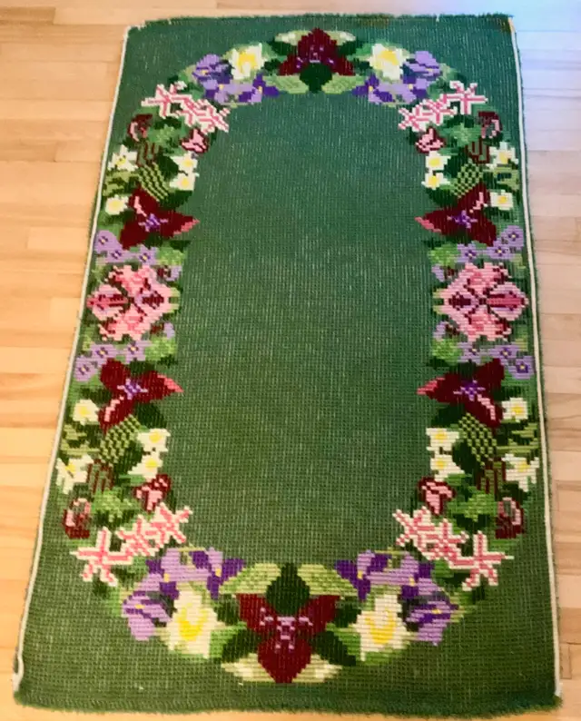 Vintage 1970 Magnifique tapis fabriqué à la main Motifs fleuris in Arts & Collectibles in Lévis - Image 8