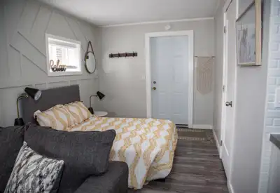 Short term rental by the week. Looking for quiet professionals travelling for work or people travell...