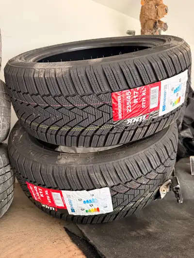 Je vends deux pneus d'hiver neufs de marque Link, modèle Snowgripper, mesurant 235/45 R17 97H XL. Ce...