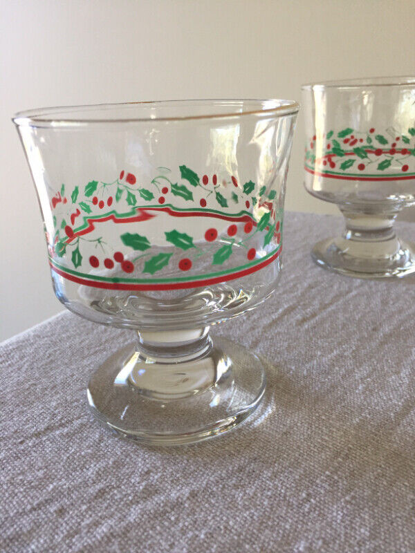 CHRISTMAS THEMED FOOTED DESSERT BOWLS VINTAGE in Arts & Collectibles in Edmonton - Image 2