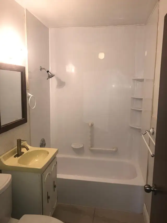 Room for rent in Room Rentals & Roommates in Oshawa / Durham Region - Image 5