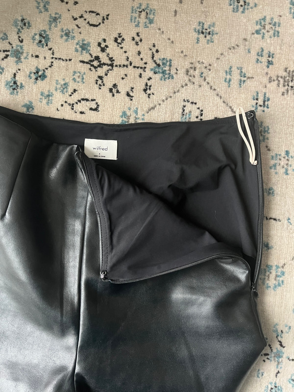 Wilfred Vegan Leather Pants size 4 in Women's - Bottoms in Kitchener / Waterloo - Image 3