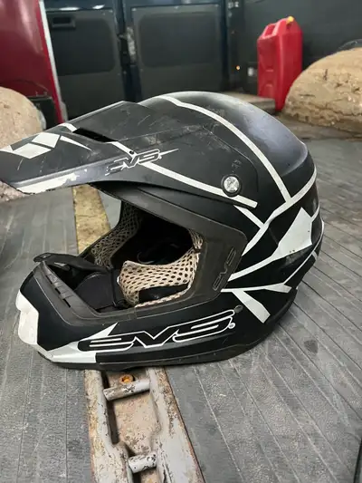 Je vends un lot de trois casques, parfaits pour le motocross ou la moto. Ils sont en état d'utilisat...