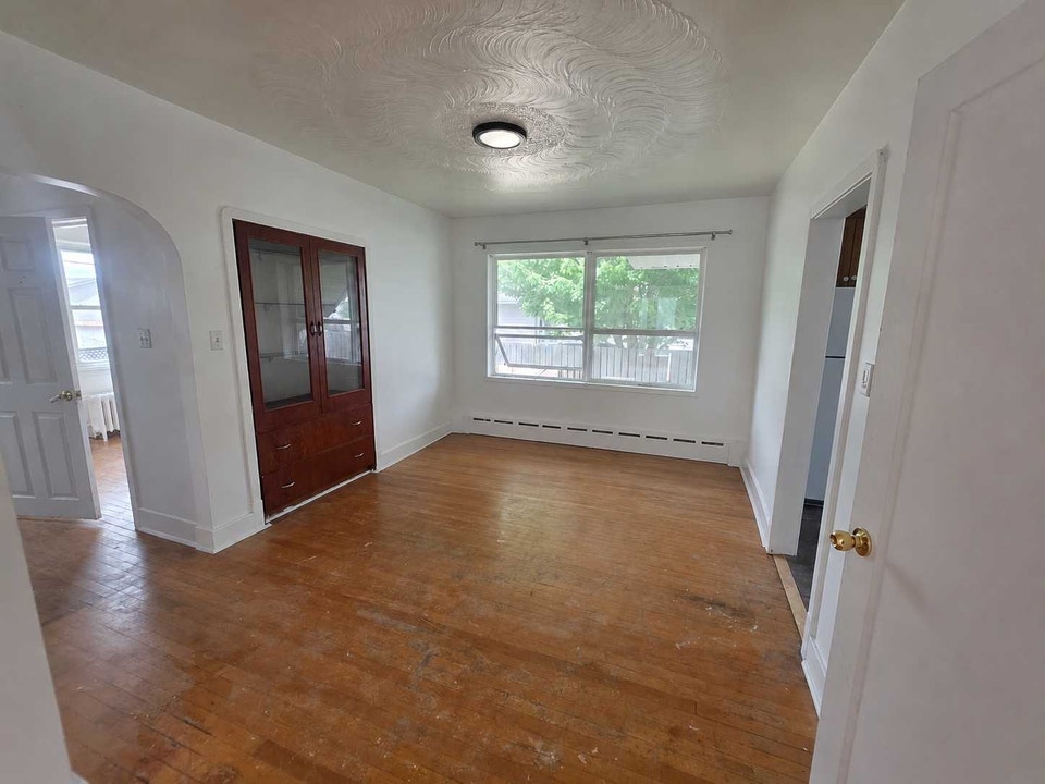 Main Floor 2 Bedroom/1 Bathroom For Rent 2