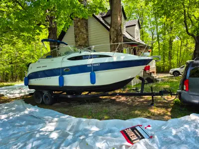 Bayliner 245 Moteur 5L. Très économique Couche 4 Cuisinette rond poêle elec.plus methanol Deux douch...