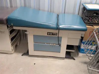UMF 5160 Examination Table Good condition, drawers glide smoothly Also have 2 Ritter Midmark 204 exa...