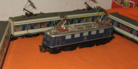 HO Model Marklin Loco & 3 Passenger Wagons