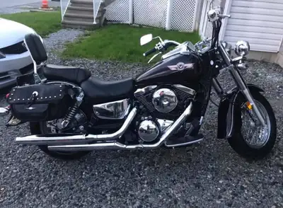Kawasaki vulcan 2003 1500 en excellente condition . Seulement deux propriétaire toujours été dans ga...