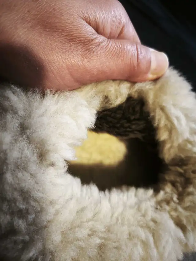 Women's Handmade sheepskin leather Slippers moccasins. in Clothing, Shoes & Accessories in Ottawa - Image 5