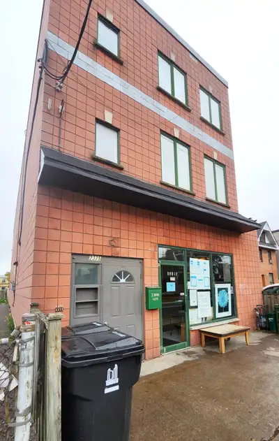 Bright top-floor 2-bedroom apartment (700+ sq ft) in Toronto’s convenient Junction / Stockyards neig...