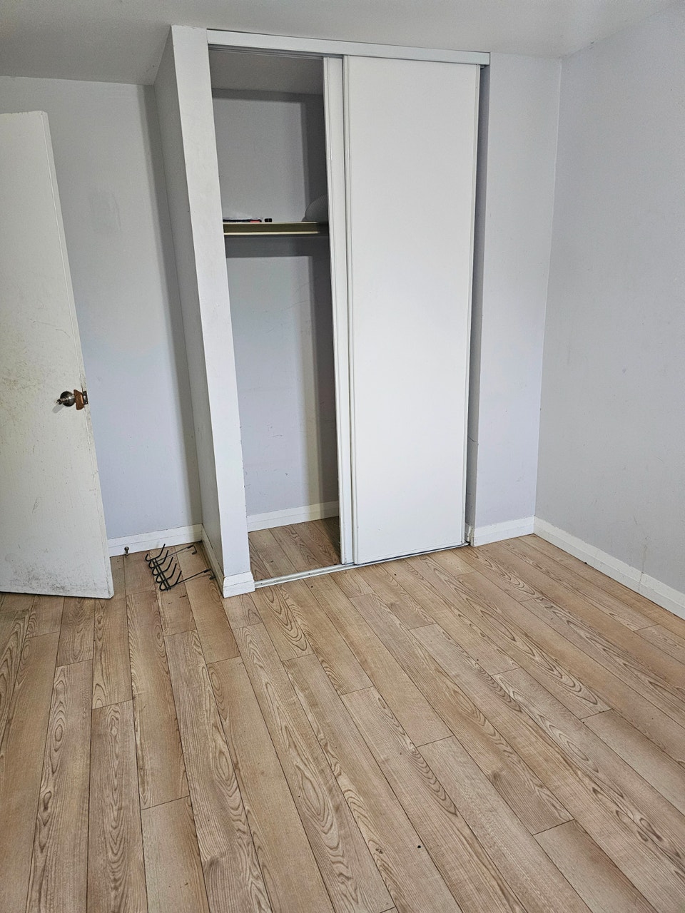 One bedroom is for rent near by William parkway and Kennedy. 2