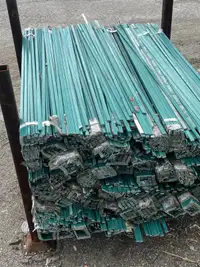 FREE APPROX 700 GREEN FIBRE GLASS PLANT STAKES 48"