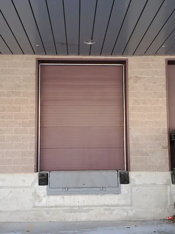 Private warehouse with a loading dock in Commercial & Office Space for Rent in City of Toronto - Image 3