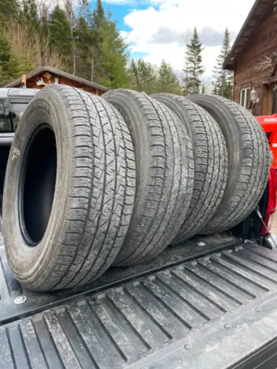 4 pneus P265-65 R 17, Qui étaient installer , Sur un Tacoma usés à seulement 50%,