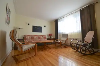 TRÈS GRAND 3 1/2 MEUBLÉ ET COMPLÈTEMENT RENOVÉ